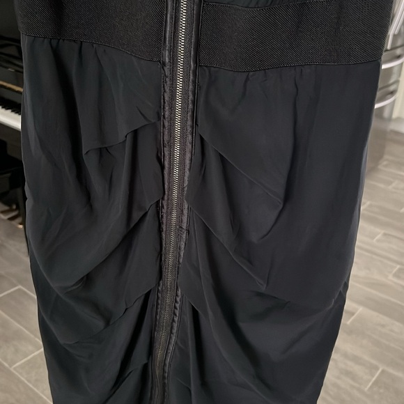 Zip front Bebe dress - Picture 4 of 5